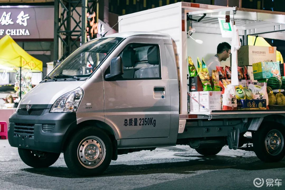 五菱汽车推出五菱荣光售货车,以车身轻量化,车厢电动化,场景多样化的