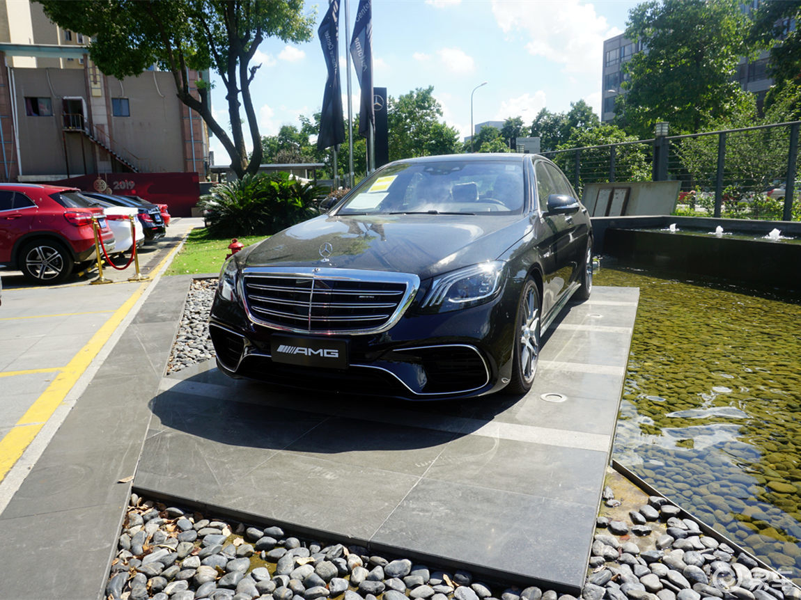 奔驰amg s63l 4matic  黑外棕内