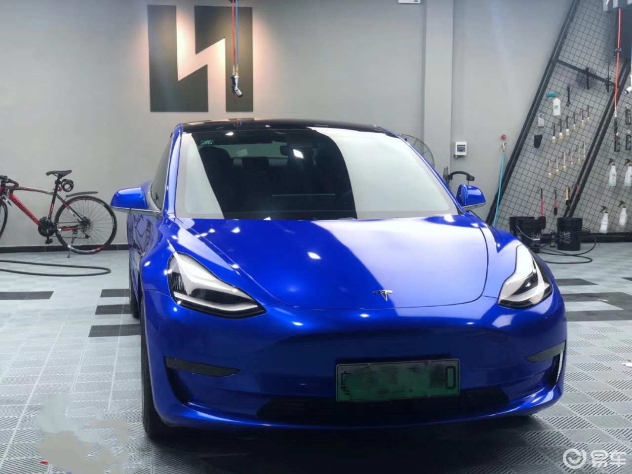 一道蓝色的闪电特斯拉model3才是路上最亮的那一个