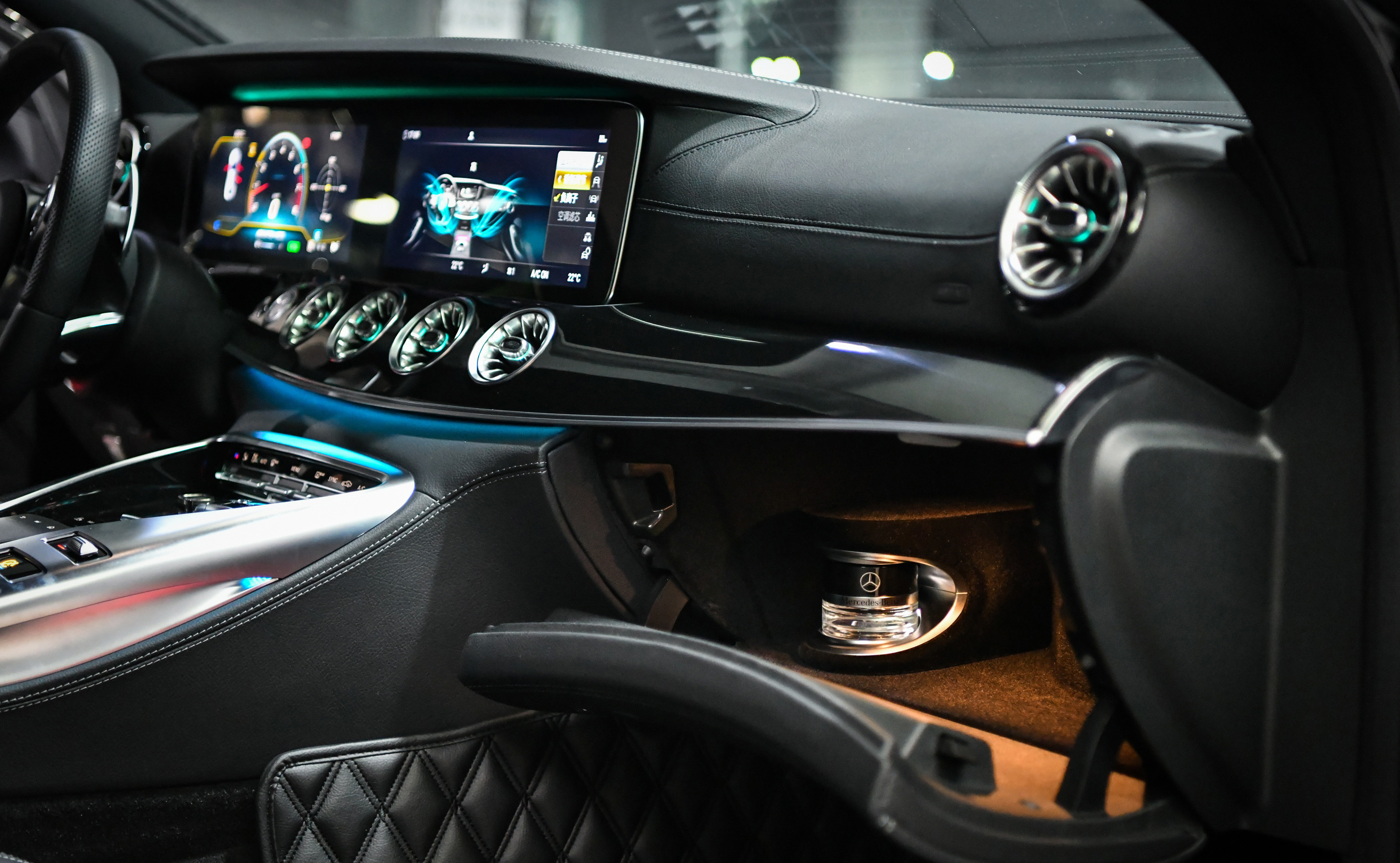奔驰gt50改装香氛负离子系统,给车内一个更好的驾乘环境
