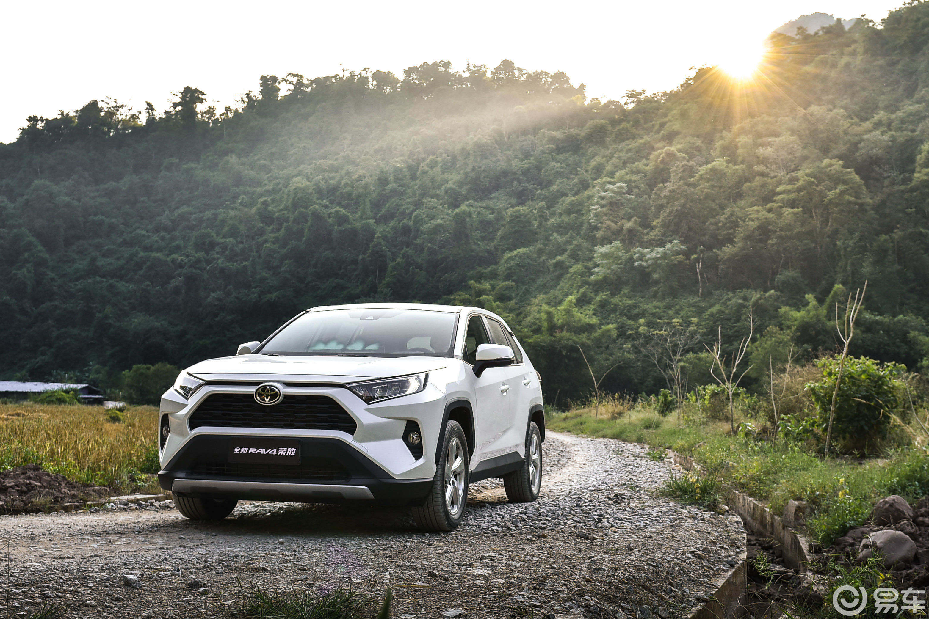 全新rav4荣放让自驾出行更有态度