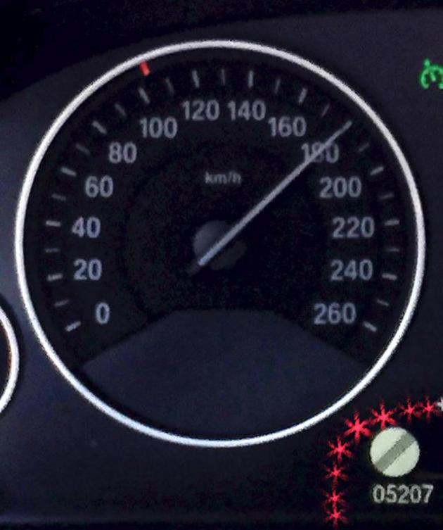 此时的时速为180km/h,注意看时速表的右下方有一个白色的圈