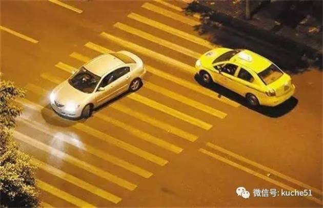 前面的车辆转弯掉头