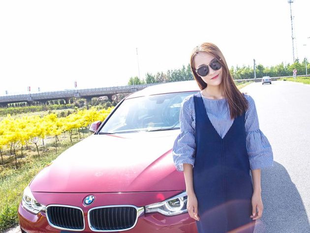 美女选车只认宝马!与1.5T的3系合拍媳妇当车模