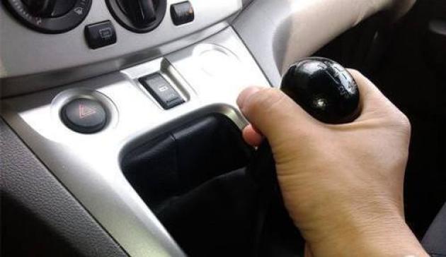 自动挡车等红灯是挂N档还是D档踩刹车?