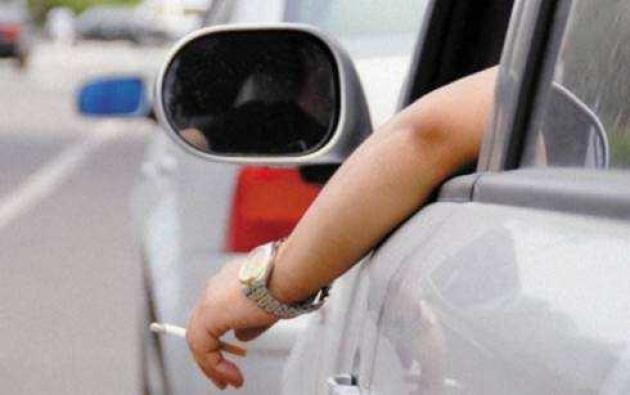 男人开车喜欢把手搭在窗外,危险多过耍酷