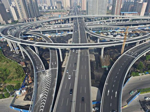 沪宁两条高速公路等盘桓交接,是上海最大的立交桥,还有着"亚洲第一