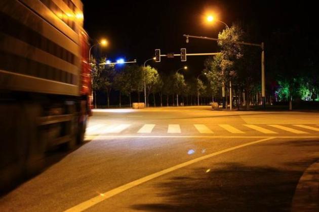 夜间无人路口