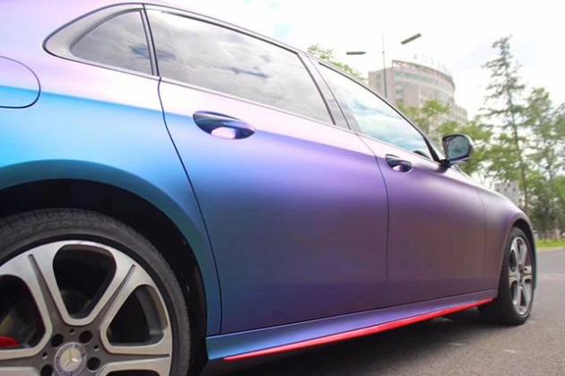 奔驰e300l全车换装电光紫魅蓝汽车改色膜,超强金属颗粒完美质感蓝紫双