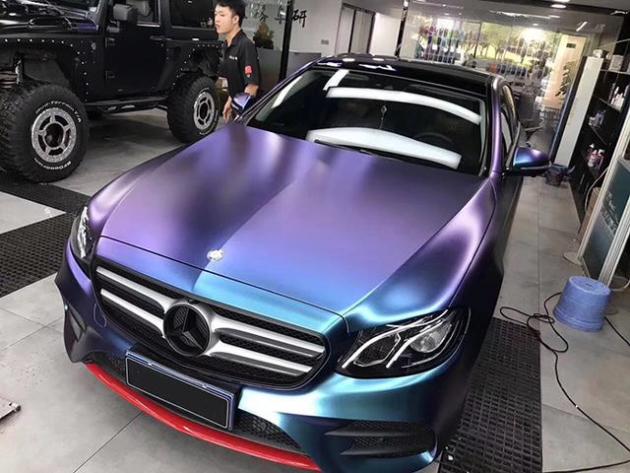 奔驰e300l改色紫魅蓝车身贴膜效果