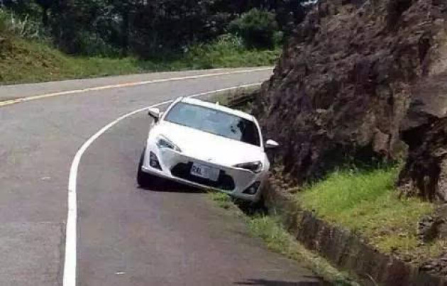 头文字D大杀招解密 漂移大神揭秘排水渠过弯跑法