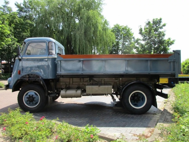 1967年的达夫a1600dd平板货车与一个相匹配的全挂拖车,成色非常好.