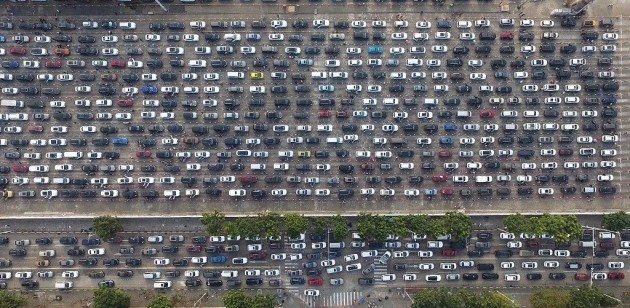 一万块买机票 我们换个活法住车里