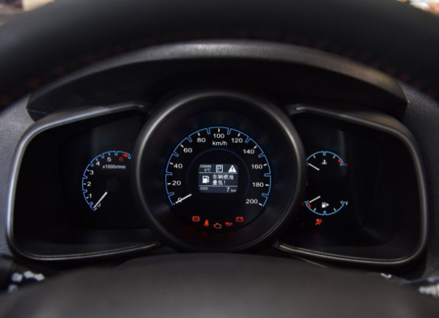 长安欧尚cx70t搭载的三区式仪表盘很有特色,蓝色的背光刻度提升了一些