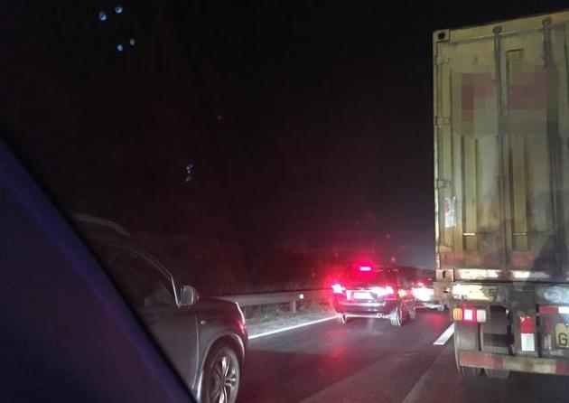 为什么长途大货车司机愿意晚上开车,他们不嫌累吗?
