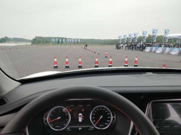 高速爆胎不翻车!这款国产车如何做到的?