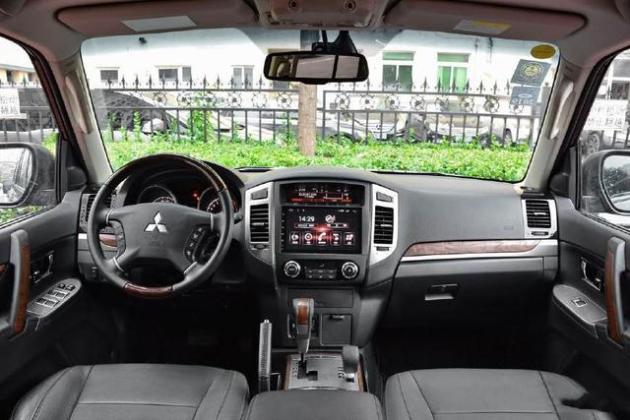 坐拥12个达喀尔冠军,30.L+V6配全时四驱,神一样的存在