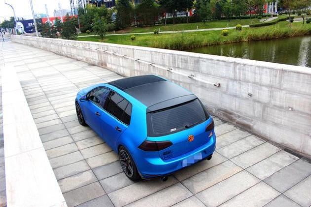 致敬gti 高尔夫7的华丽蜕变 全车冰蓝车身改色贴膜效果图