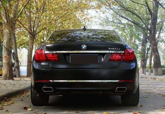 宝马740li上身电光黑高雅神秘的车身改色贴膜效果欣赏