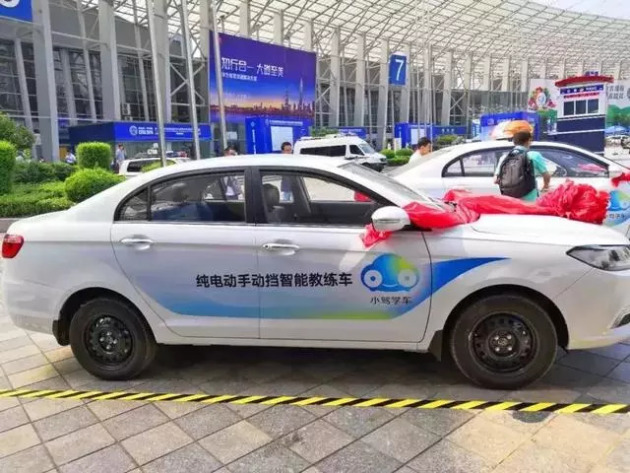这台身价17万的教练车,就是力帆650ev魔改版,配备5挡手动变速箱.