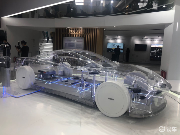 华为亮相北京车展,通过透明的模型车,分区域展示其智能座舱,自动驾驶