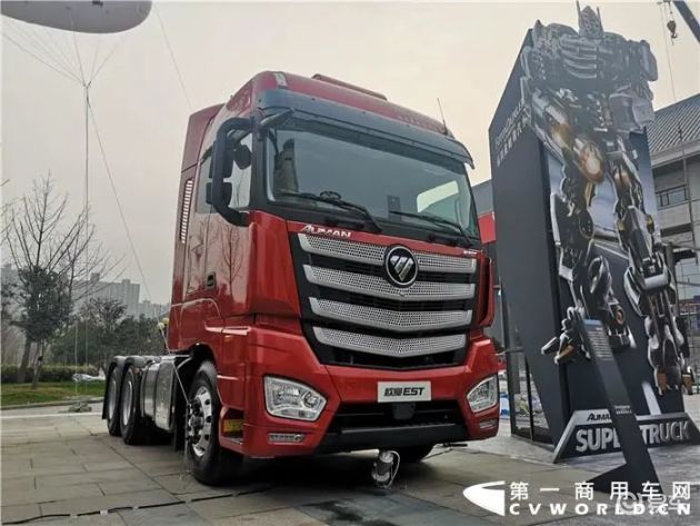 欧曼est 6×4 x13 580马力自动挡牵引车