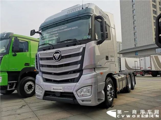 欧曼est 6×4 x13 580马力自动挡牵引车