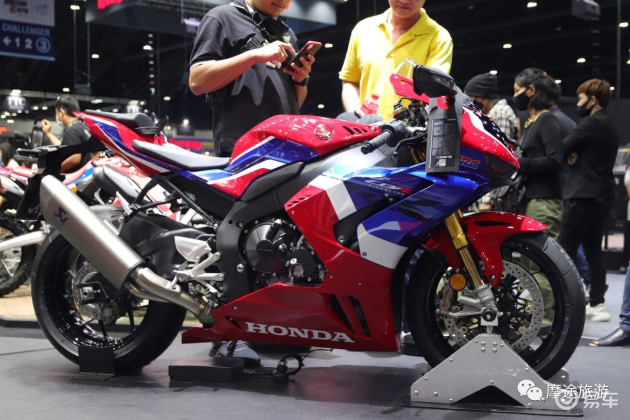 四缸引擎的cbr1000rr-r fireblade sp,拥有217ps@14,500rpm的最大马力