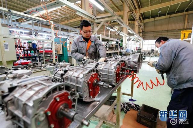 12月16日,唐山一家汽车零部件公司的工人在生产线上工作.
