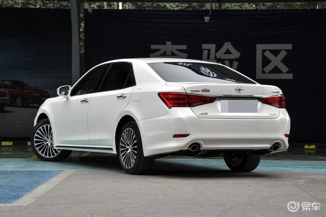 2009年,第十三代皇冠发布,起售价32.68万元,4.3L V8发动机的旗舰车,售价为89.95万元 2007-2009年间,十二代皇冠进入了市场巅峰期,常年是中大型豪车前三位置,宝马5系也只能望其项背。 2009年底,十三代皇冠发布,它的定位群体依旧是成熟稳重的人士,主打舒适安逸的豪华风格,但年轻一辈的消费群体已经兴起。中型轿车在注重豪华感的同时运动基因也必不可少,皇冠却没有意识到。 2015年,第十四代皇冠上市,从此皇冠摇摇欲坠 其实从第十三代皇冠开始,由于没有紧跟时代,加上BBA在随后几年的围追