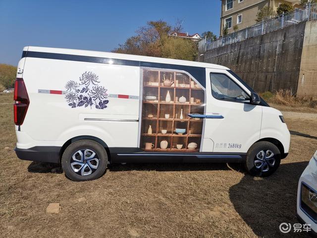 开北汽ev5邂逅鄱阳湖平原不耽误装货的一辆房车