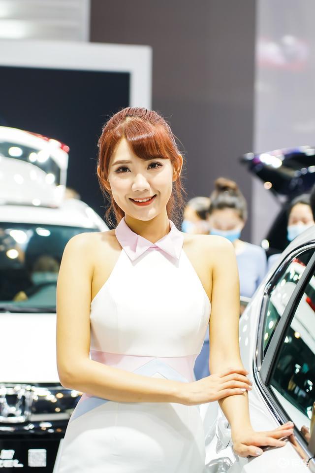 火锅美女扎堆,重庆车展翻红就靠这波车模凑人气了