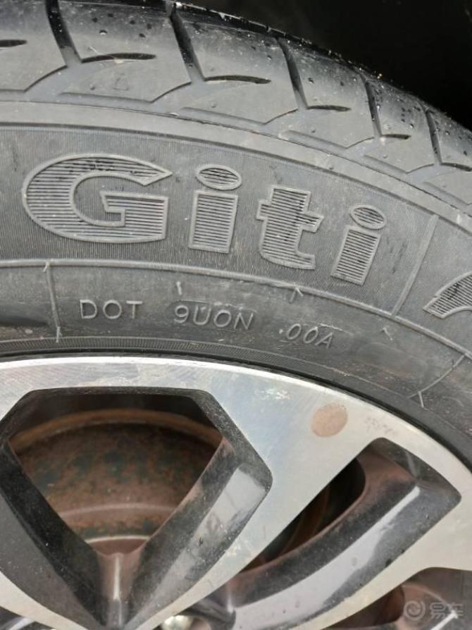 今天车换轮胎了佳通215/60r17,4个都换了为什么有两个装反了,一个右前