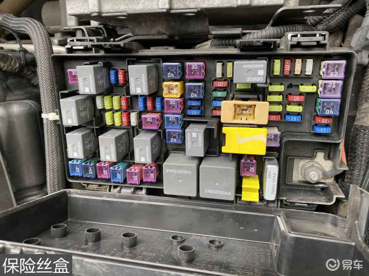 易车 正文 检查车辆保险盒未见水淹火烧以及其它痕迹.