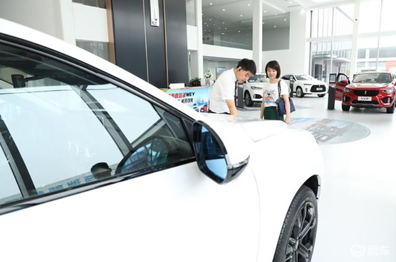 坐在奔驰上哭的女司机,笑着出现在wey的交车仪式上