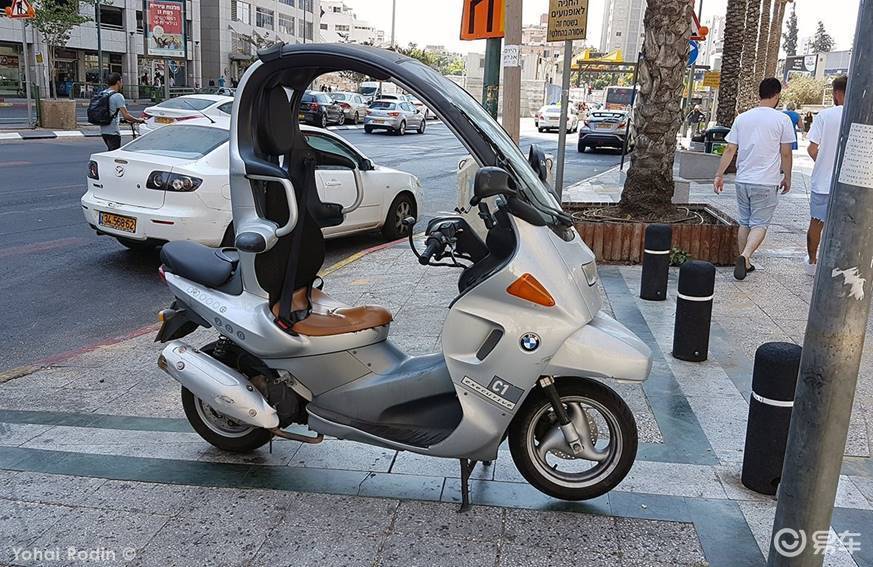 早在21999年bmw曾经发布过一台名为「bmw c1」的"带棚"踏板摩托车