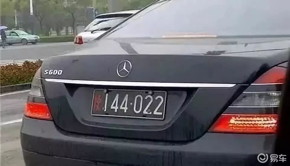 有一个很明显的标志是在车牌后面有一个
