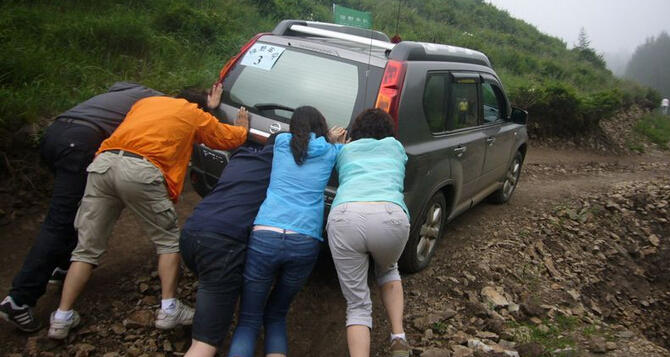 路虎女车主接女儿遭劫为自救将车开进沟