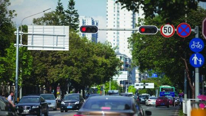 【图文】新手们都看过来 红灯亮时可以右转吗?_新闻中心_易车网