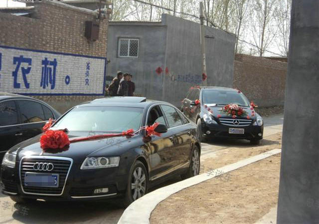 婚车一排排,奥迪奔驰帕萨特,这样的婚车队在农村不算高档,只能算一般
