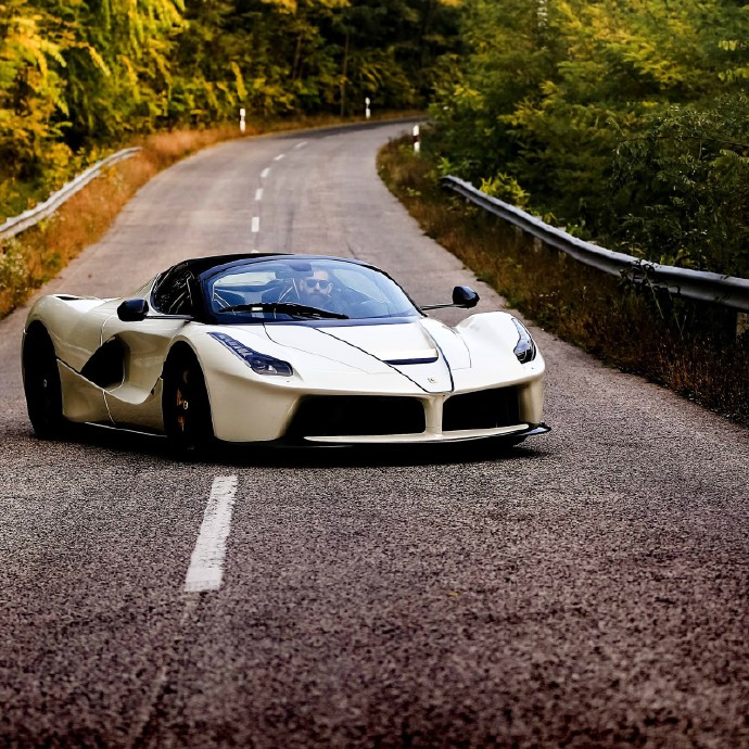 美瞎眼!白色法拉利laferrari