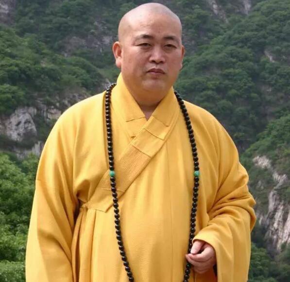 释永信看破红尘 穿袈裟开豪车场面尴尬