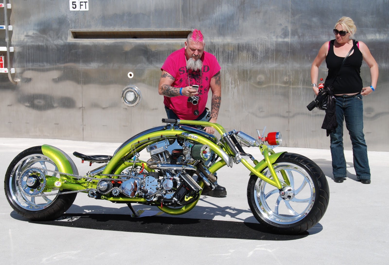 一个人骑摩托狂猜成语_一个人的图片孤独图片(2)