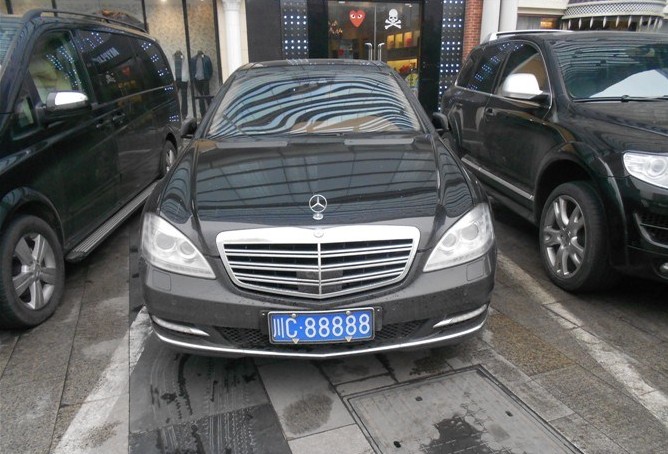 易车号 ></p></a> 正文   四川自贡1-9五连号车牌豪车,只有一台迈巴赫62s是