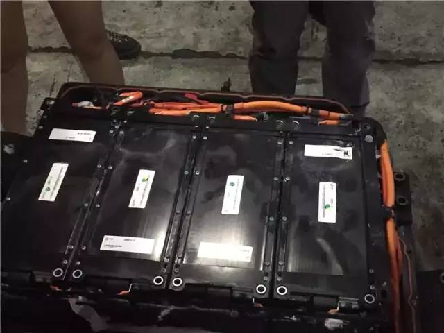 燃烧超过25分钟,荣威e550的电池仍然完好无损高清图片