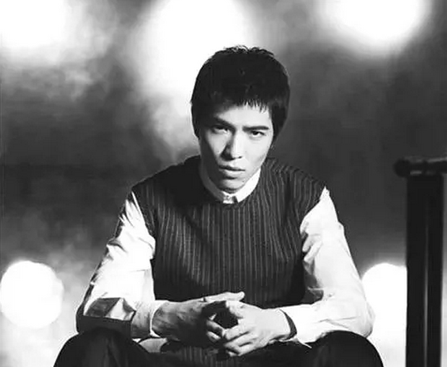 【再多的形容词,也不能表达出我的颜值】-易