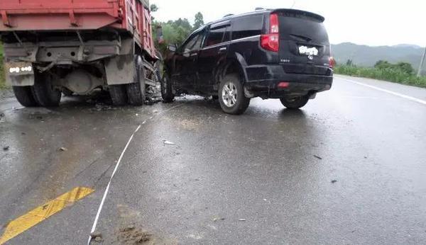 国产神车哈弗撞上大货车,结果让人吃惊