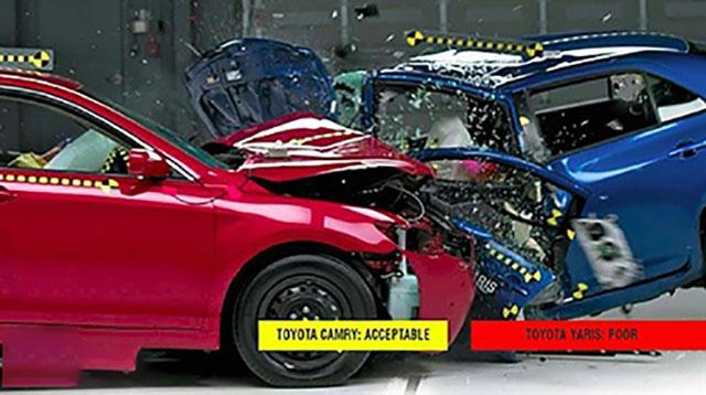 【小车和大车相撞真的会吃亏吗?看了你就知道