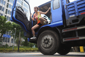 你居然让我的女神在车里做这种事!