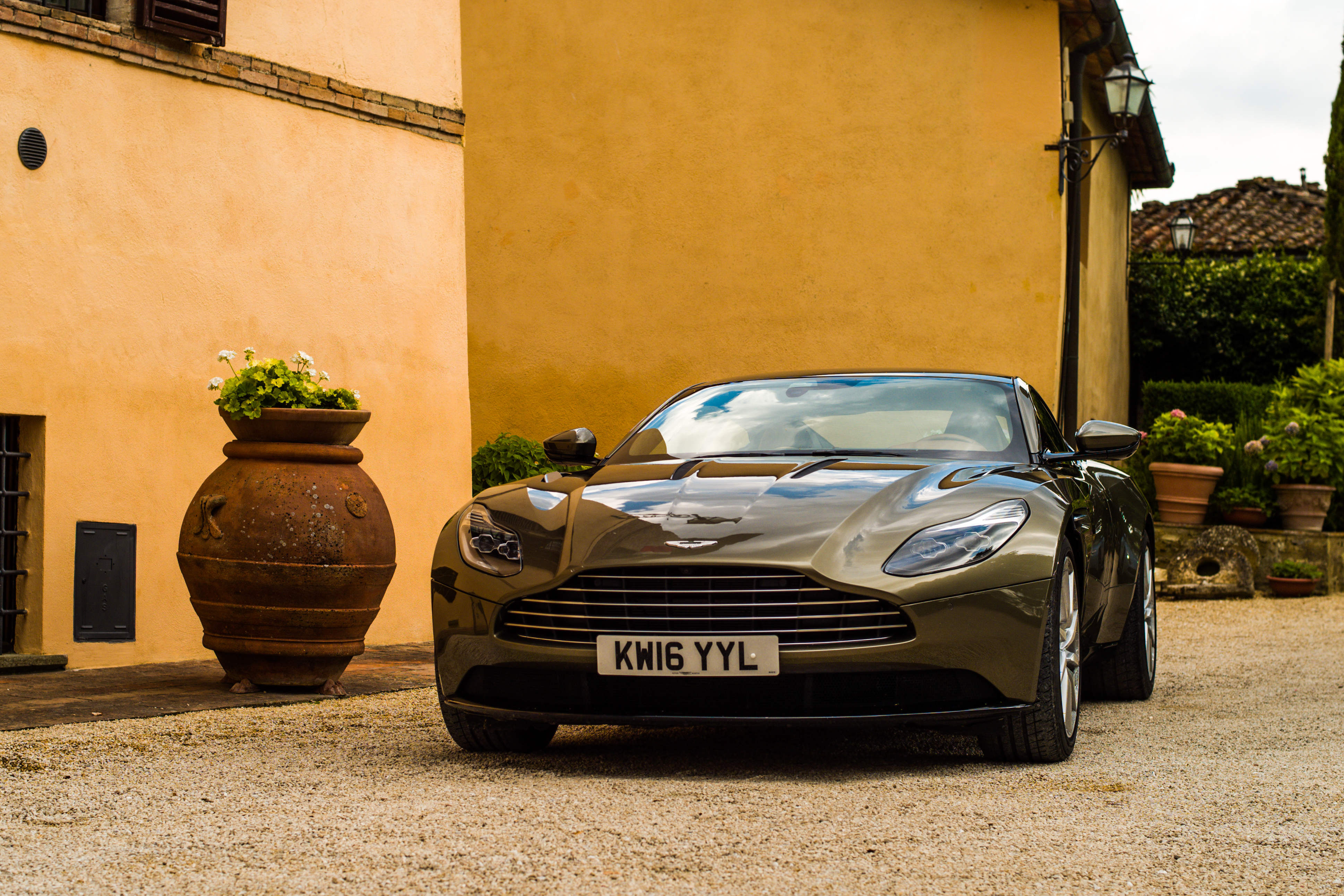 【首试阿斯顿·马丁DB11 并非不能 而是不为也】吴佩频道-易起说-易车网